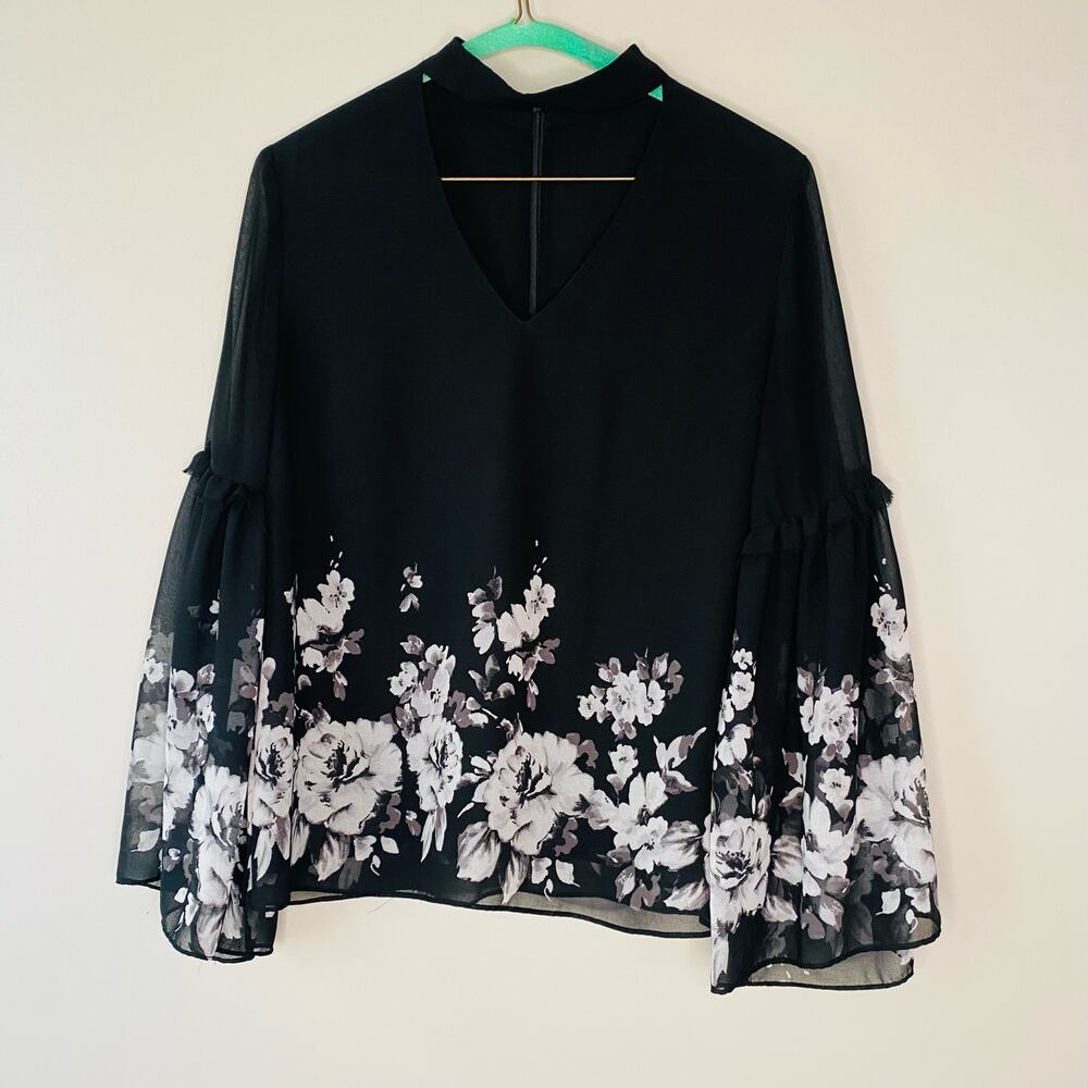 White House Black Market black and gray floral trim top (Size: 6)